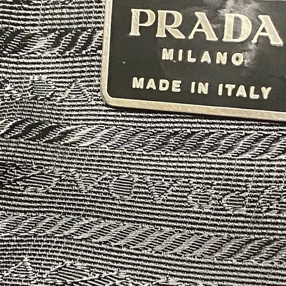 Prada White Tote Bag with Sleek Design - Picture 7 of 12